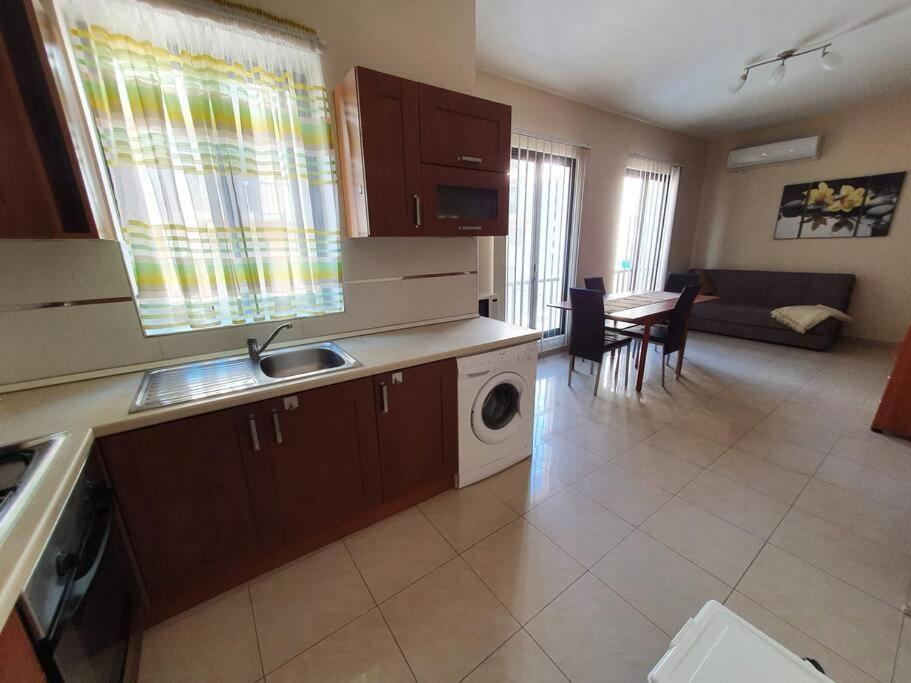 Sea Views Apartment-Wifi-Sleep 5 Marsaskala Bagian luar foto
