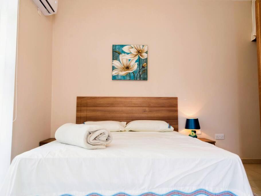Sea Views Apartment-Wifi-Sleep 5 Marsaskala Bagian luar foto